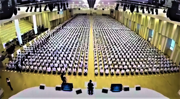 韓國異端新天地在全國有21萬5千信徒。（圖：South China Morning Post 視頻擷圖）