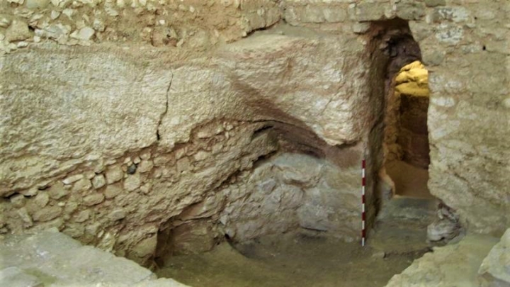 房屋的門口是在天然洞穴中在岩石上鑿成。（圖：BBC）