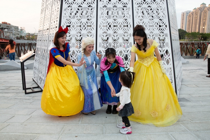 小孩子與迪士尼公主一起合照留念。（圖：基督教台南聖教會臉書） 