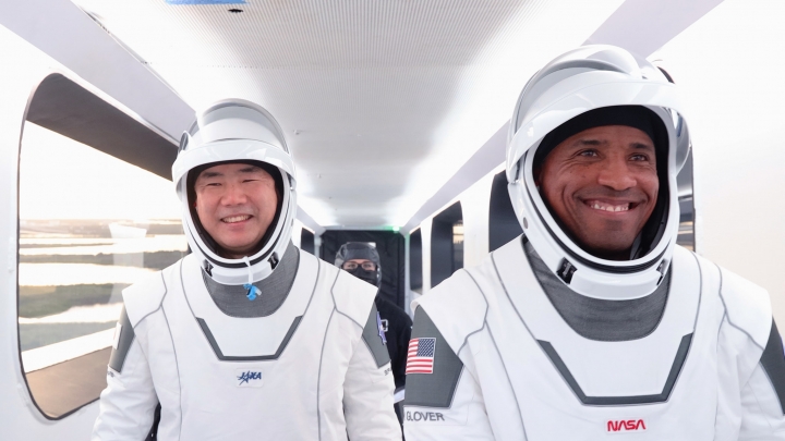 維克多·格洛弗［右］乘搭SpaceX 太空船到國際空間站。（圖：SpaceX facebook ） 