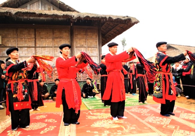 越南廣寧省青衣瑶族男子跳迎春舞。（圖：網絡圖片） 

 