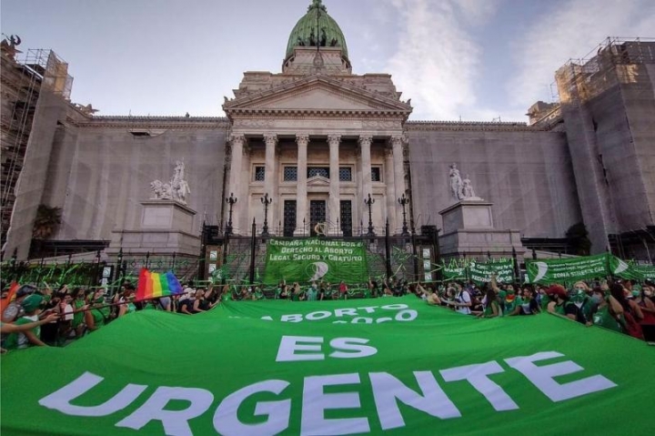 支持和反對堕胎合法化的不威者11月18日在阿根廷國會前的廣場舉行集會。（圖：網絡圖片） 