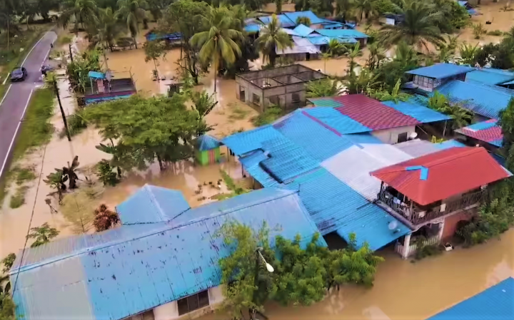 洪水遍及村莊幾近淹沒房屋。（圖：Aku Budak Kluang 臉書） 