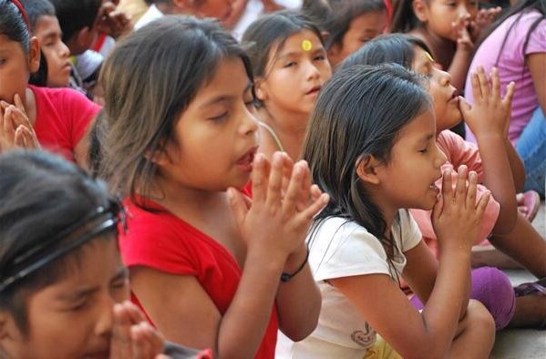 印度孩子祈禱。（圖：網絡圖片） 