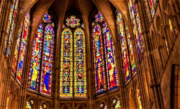 教堂彩繪玻璃畫示意圖。（圖：Pexels） 