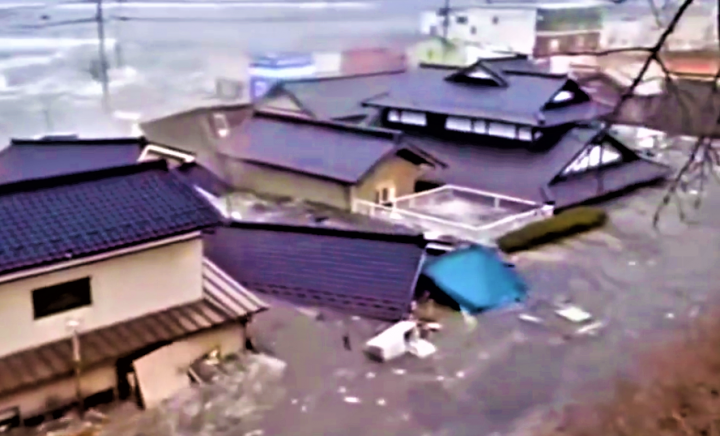 日本於2011年3月11日發生大地震引發海嘯侵襲東北。（圖：視頻擷圖） 