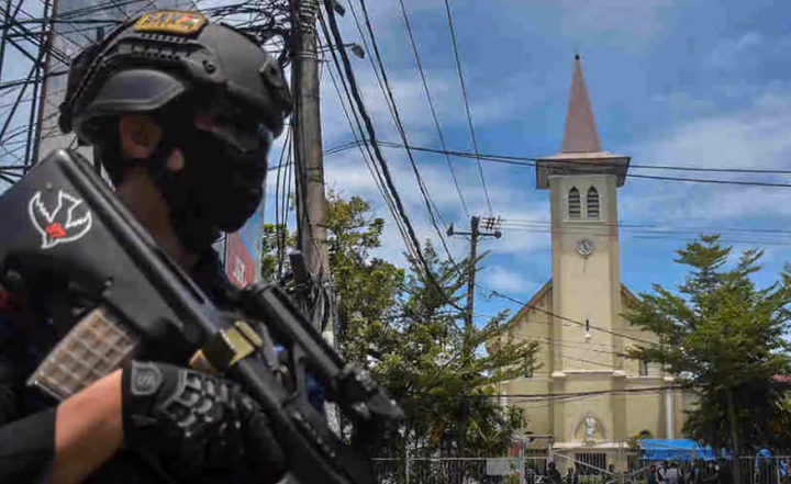 警員在教堂前守衛。（圖：視頻擷圖） 
