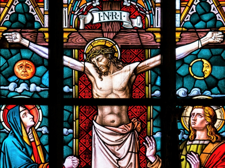 耶穌基督釘十架教堂玻璃彩繪。（圖：pexels） 