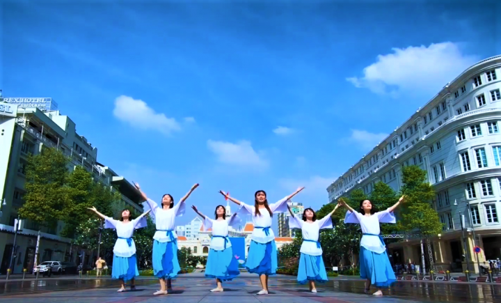 來自越南的舞蹈隊在大道表演。（圖：Global Worship Malaysia視頻擷圖 ） 