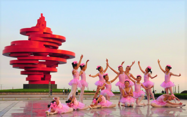 小芭蕾舞團在紀念五四運動的五四廣場表演。（圖：flickr） 