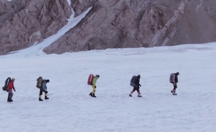 珠穆朗瑪峰登山隊。（圖：youtube 擷圖） 