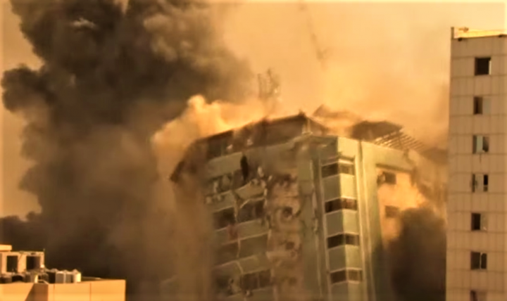 以色列空襲加沙，美聯社、半島電視台大樓被摧毀。（圖：視頻擷圖） 