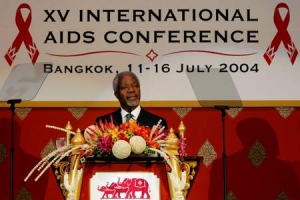 聯合國秘書長安南在第15屆全球愛滋病大會開幕式上指出亞洲必須分秒必爭地防止愛滋病的擴散。（圖：新華社） <br/>
