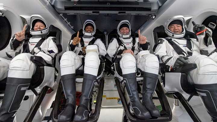 格洛弗［左二］與其餘太空人今年5月2日乘搭SpaceX飛龍號返回地球。（圖： Victor Glover  Twitter） 