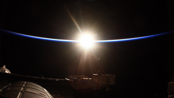 格洛弗在太空站拍攝的日出相片。（圖： Victor Glover  Twitter） 