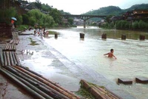 湖南鳳凰沱江爆發的洪水衝垮了木橋。 <br/>