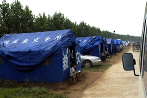 災民被安置在政府搭起的臨時帳篷裏。(圖片:www.sina.com.cn) <br/>