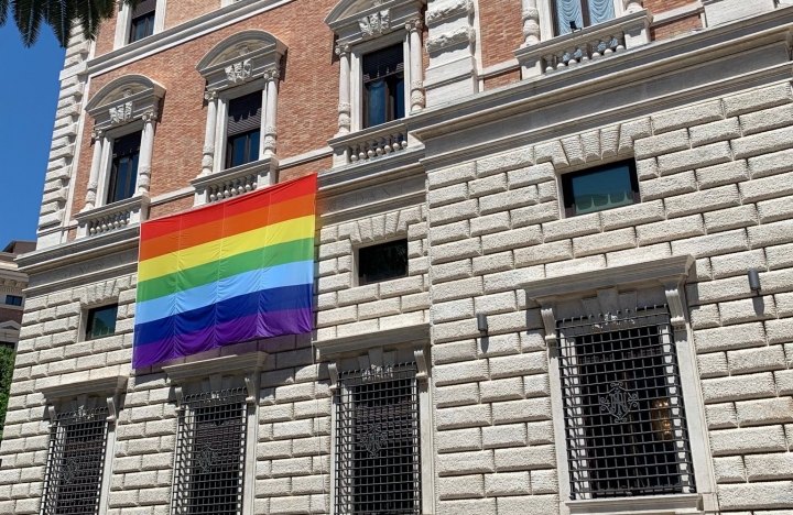 美國駐羅馬教廷大使館懸掛彩虹旗。（圖： Erick Erickson twitter） 