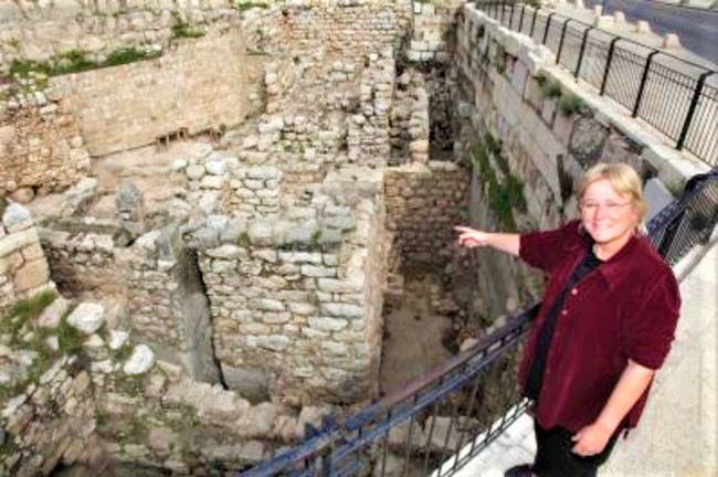 馬扎爾2013年在耶路撒冷古城發掘出7世紀稀有的古幣和珠寶。（圖：馬扎爾臉書） 