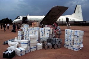 各個國際組織向蘇丹運送救援物資時常常需要冒著很大的風險，運費也非常昂貴。 <br/>