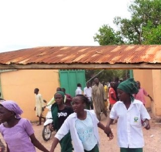 尼日利亞武裝分子攻擊西北部凱比州學校，女學生逃亡。（圖：組合圖） 