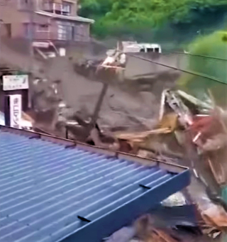 日本靜岡縣熱海市7月3日早上發生大規模泥石流，3死20人失蹤。 （圖：視頻擷圖） 