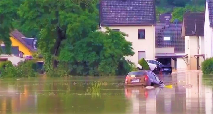 暴雨洪災有車輛被浸。（圖：視頻擷圖）
