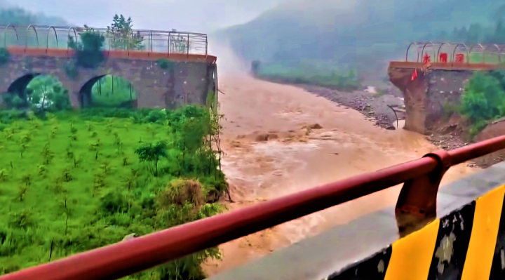 河南洪水將橋沖斷。（圖：視頻擷圖） 
