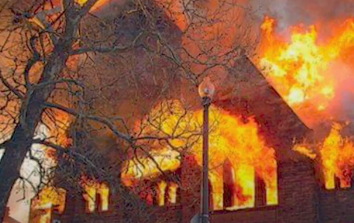 加拿大原住民教堂遭焚燒。（圖：視頻擷圖）