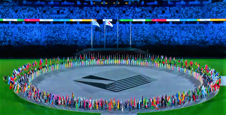 東京奧運閉幕各國選手持旗圍圈構成友愛共融的圖畫。（圖：視頻擷圖） 