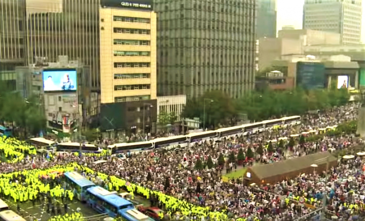 首爾愛第一教會去年發起大型反政府示威爆發群聚感染。（圖：視頻擷圖） 

 