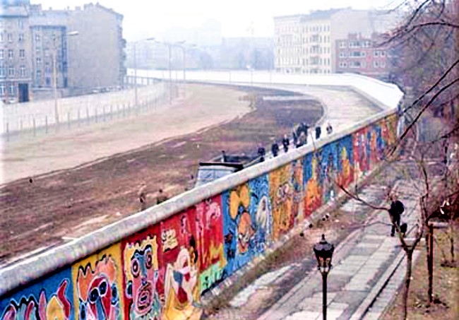 1986年的柏林圍牆，左為東柏林、右為西柏林。（圖：維基百科） 
