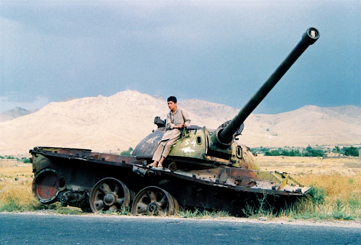 阿富汗兒童坐在坦克車上。（圖：FreeImage） 