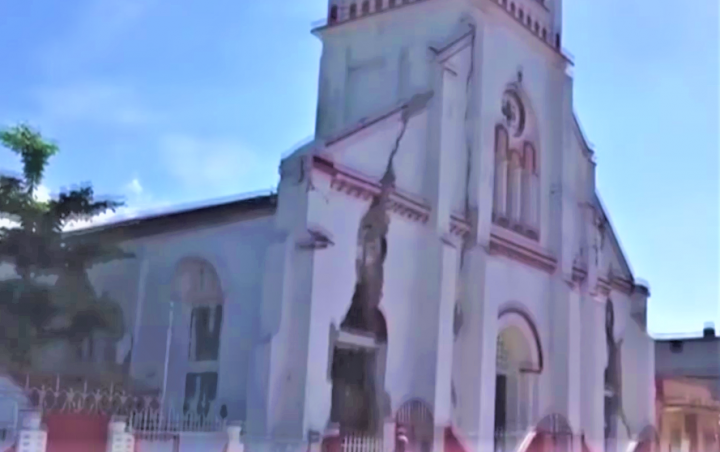 教堂在地震時出現嚴重裂痕。（圖：視頻擷圖） 