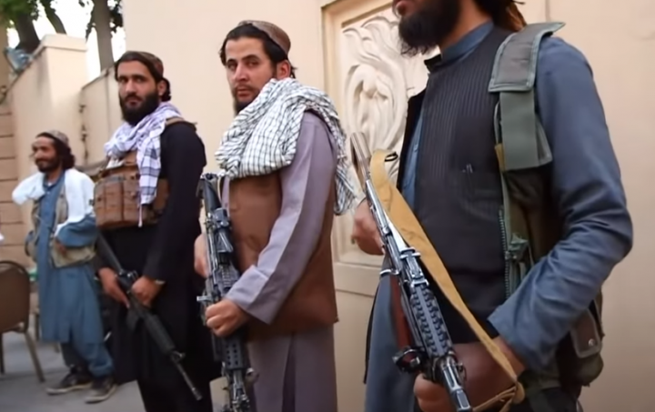 塔利班武裝分子。（圖：ABC News視頻擷圖）