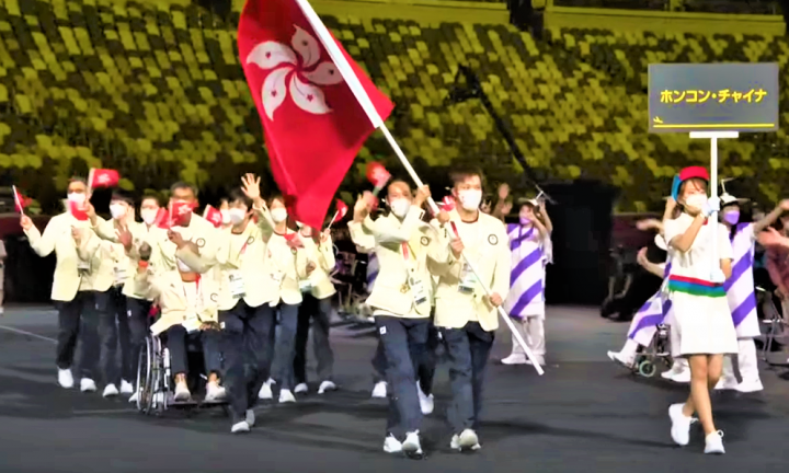 殘奧會開幕禮香港運動員持旗出場。（圖：視頻擷圖）