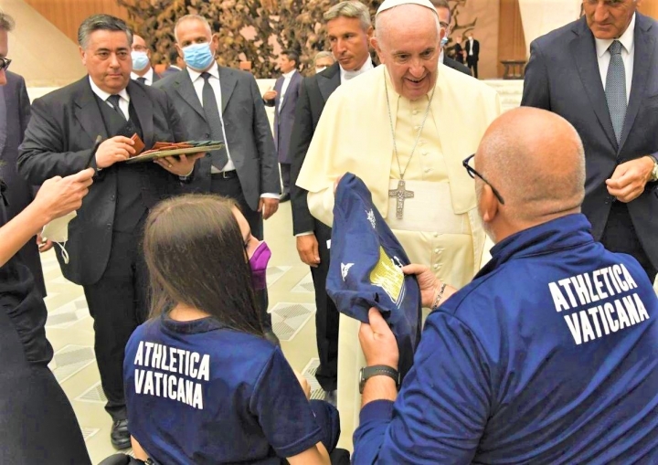 教宗接見梵蒂岡運動員。（圖：梵蒂岡新聞網）
