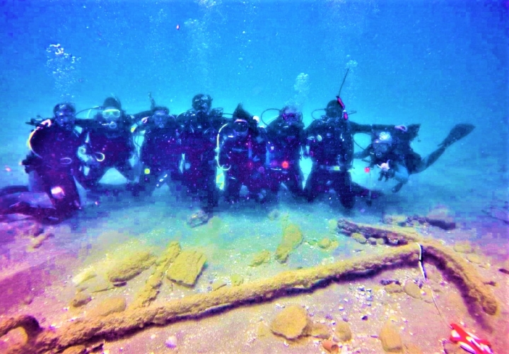 考古學家在海底發現計時紀念碑。（圖：以色列古物管理局臉書） 