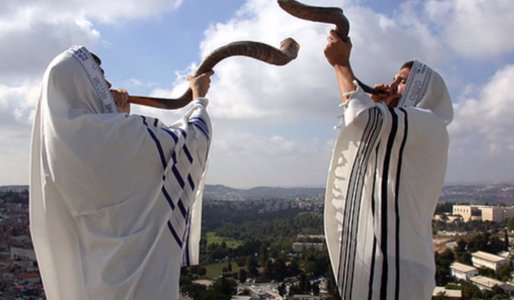 猶太人慶祝新年在會堂三次吹響羊角號表示對上帝的敬畏。（圖：視頻擷圖） 