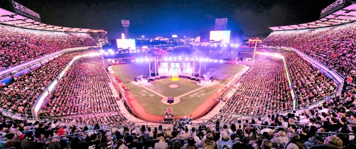 安那罕天使球場大型佈道會，6,000人決志信主。 （圖：Greg Laurie Twitter） 