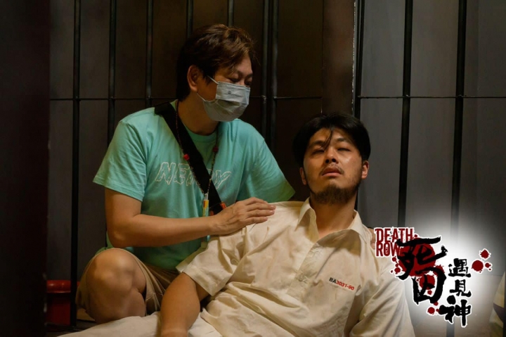 《死囚遇見神》：王凱旋導演與男主角劉本捷在拍攝過程中的交流。（圖：臉書擷圖）  