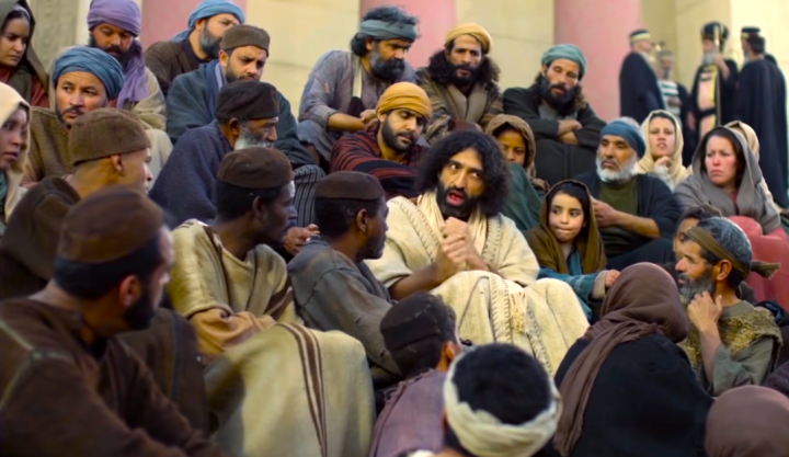 中間白衣人為耶穌。（圖：Youtube視頻擷圖） 