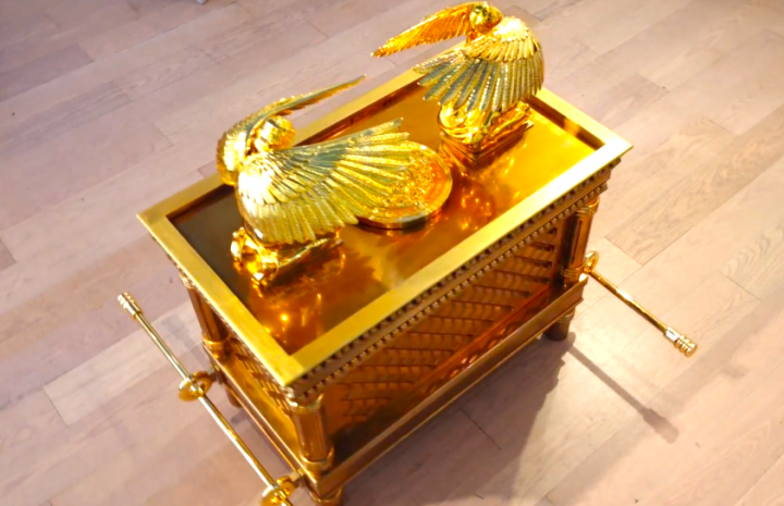 3D打印、納米噴塗等技術製作的金色約櫃。（圖：周文志提供） 