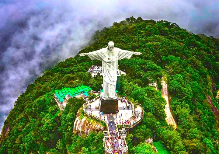 救世基督像位於里約熱內盧公園710公尺山頂，俯瞰著整個城市。（圖：visual of earth twitter） 