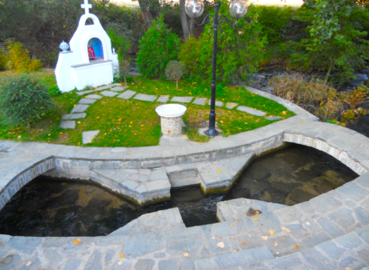 呂底亞小教堂及十字型浸池。（圖：網絡圖片） 