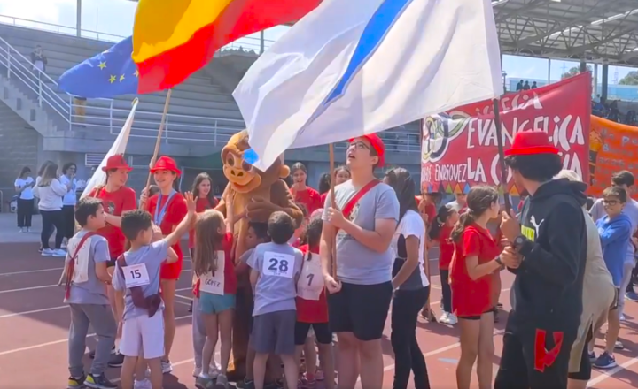 西班牙福音派奧林匹克運動會孩子與吉祥物。（圖：西班牙福音派奧運會臉書） 