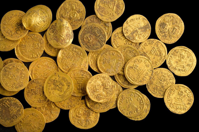 以色列考古學家發現44枚金幣。（圖：以色列房屋管理局臉書）