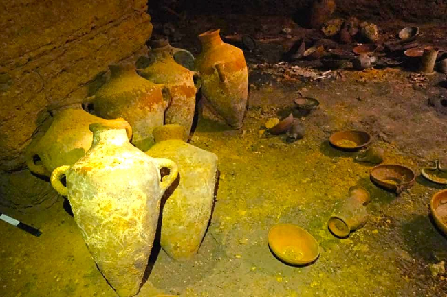 陶器來自埃及王朝的青銅時代晚期。（圖： Israel Anqituities Authority facebook）