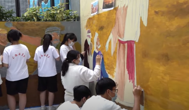 青年人繪製壁畫。（圖：澳門教區社會傳播中心YouTube擷圖） 