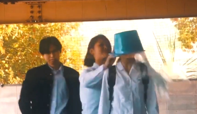 大獎電影《聖經是道路》一幕：女高中生被同學淋水欺凌。（圖：日本聖書協會視頻擷圖）
